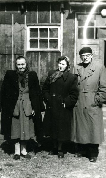 KKE 5676.jpg - Fot. Punkt Repatriacyjny. Od lewej: pierwsza Maja Katarzyna Graszko – matka Teresy Rogala, Teresa Graszko (późniejsza rogala), Antoni Graszko – ojciec Teresy Rogala, Kętrzyn, 16 IV 1959 r.